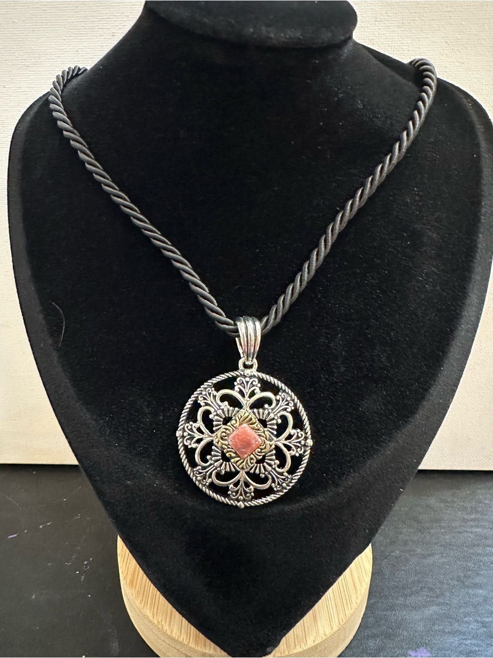 NWOT Ornate Silver Tone Filigree Medallion Pendant Cord Necklace 16-19”